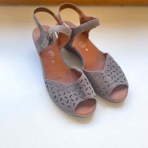 ARA Beige Suede and Leather Sandals